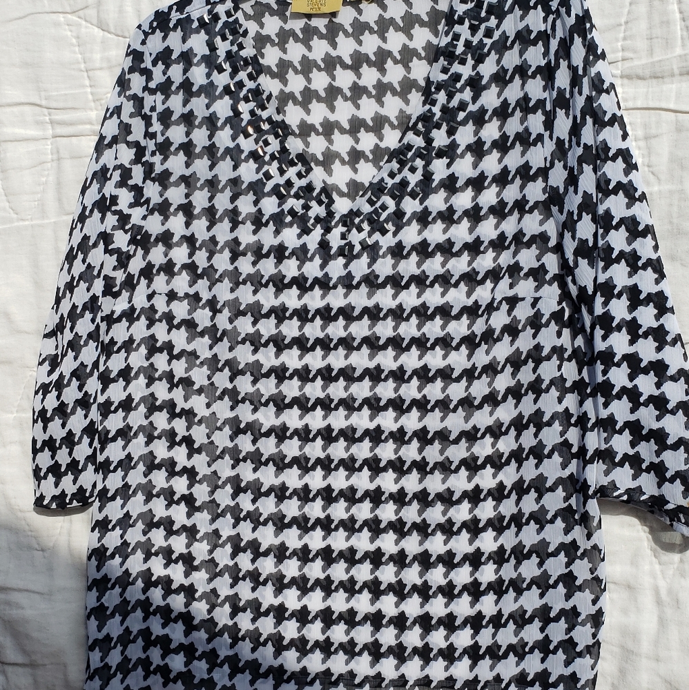VALERIE STEVENS 3/4 Sleeve Cheveron Top